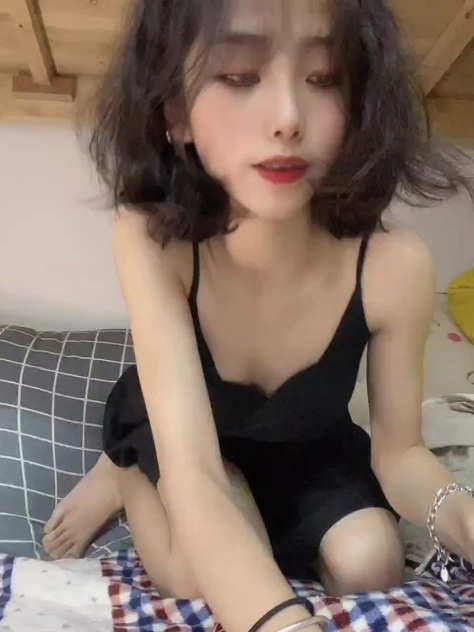 Cô sinh viên tóc xoăn gợi cảm phô bày thân hình nóng bỏng ngay giữa ký túc xá